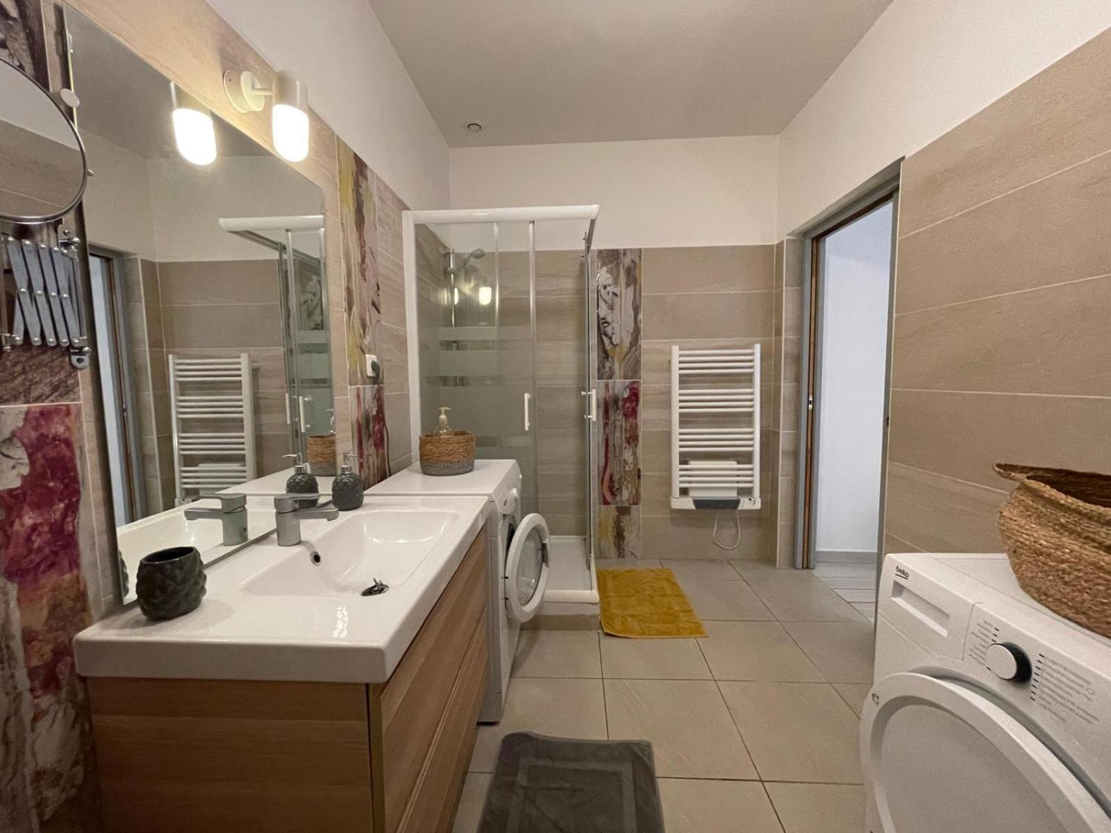 Joli Appartement Hypercentre T2, Classe Meuble De Tourisme 3 Avec Parking Gratuit Béziers Kültér fotó