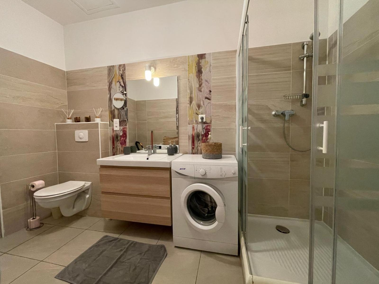 Joli Appartement Hypercentre T2, Classe Meuble De Tourisme 3 Avec Parking Gratuit Béziers Kültér fotó