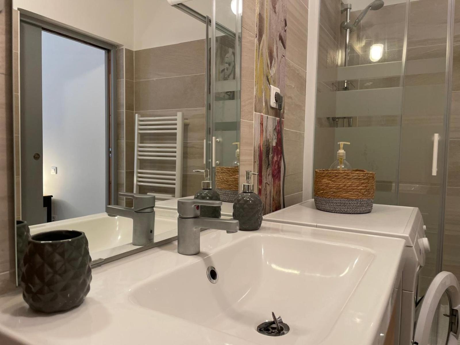 Joli Appartement Hypercentre T2, Classe Meuble De Tourisme 3 Avec Parking Gratuit Béziers Kültér fotó